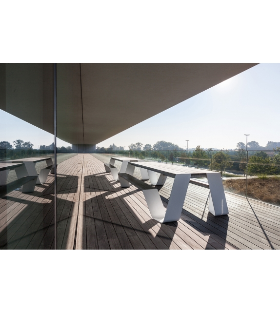 Hopper Picnic Extremis Table