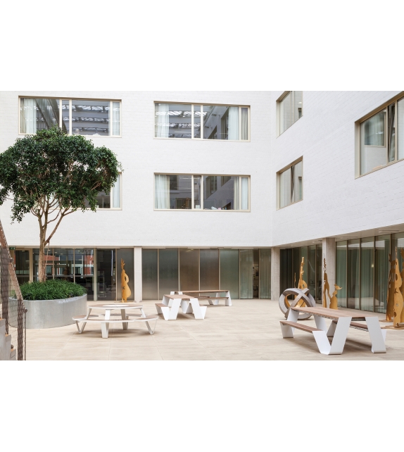 Hopper Picnic Extremis Table