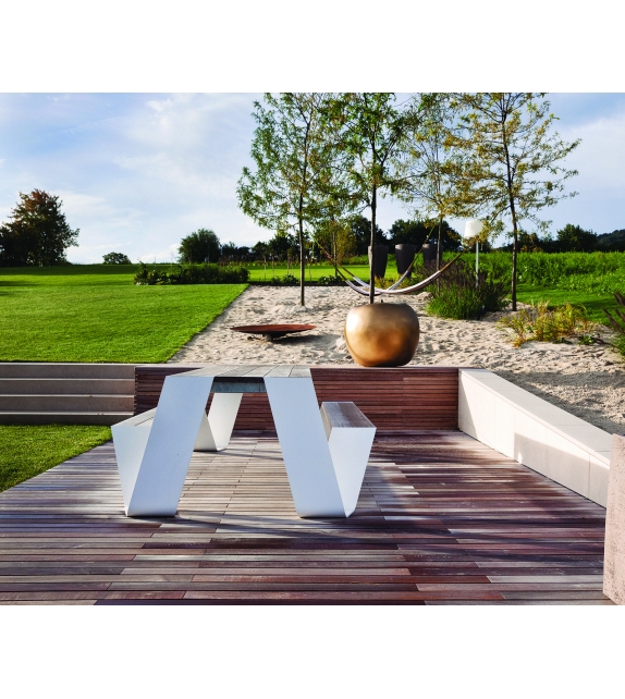 Hopper Picnic Extremis Table