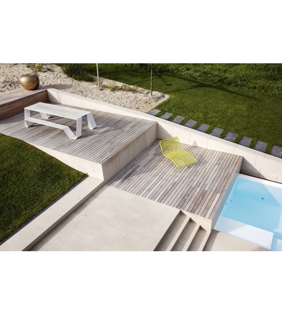 Hopper Picnic Extremis Table