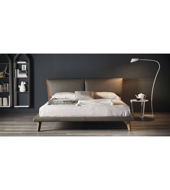 Adam Cattelan Italia Cama