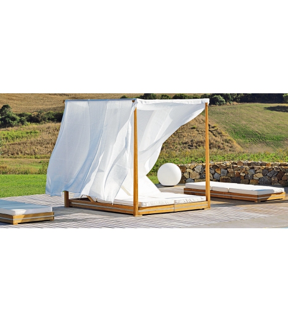 Essenza Ethimo Lounge Bed with Curtains