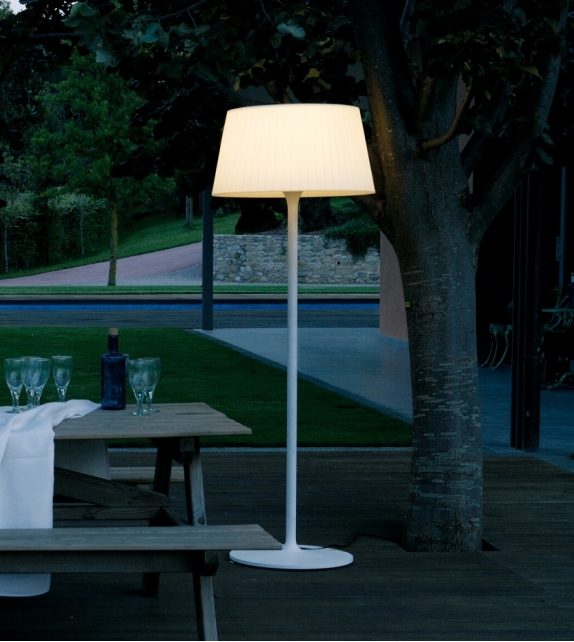 Plis Vibia Stehlampe für den Außenbereich