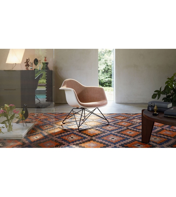 Eames Plastic Armchair LAR Vitra Sessel mit Kissen