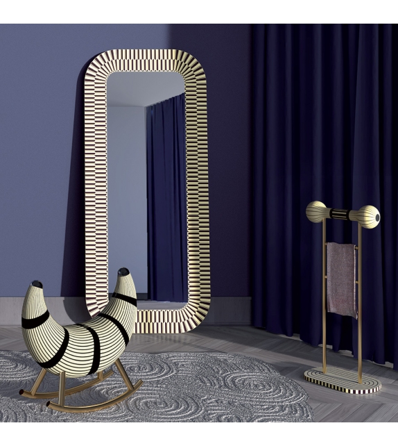 Strike Scarlet Splendour Mirror