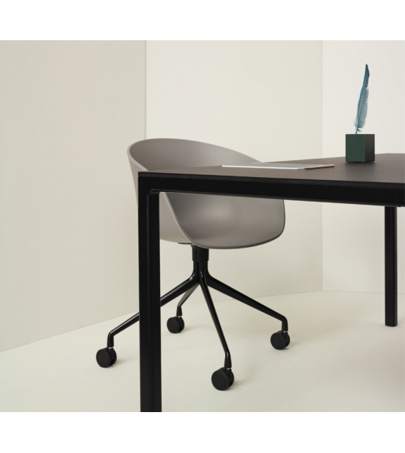 About a Chair AAC 24 Hay Petit Fauteuil Pivotant