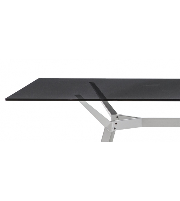 Pylon Table Diesel with Moroso