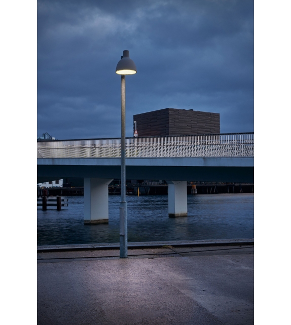 Toldbod 290 Louis Poulsen Lampadaire