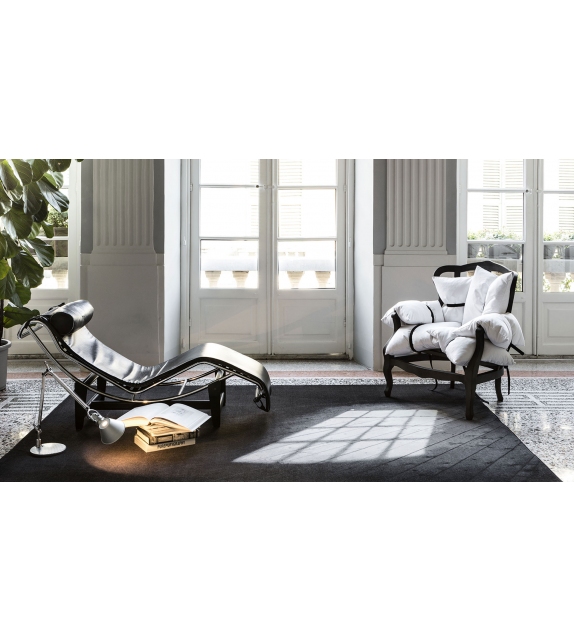 7 Pillows Mogg Armchair