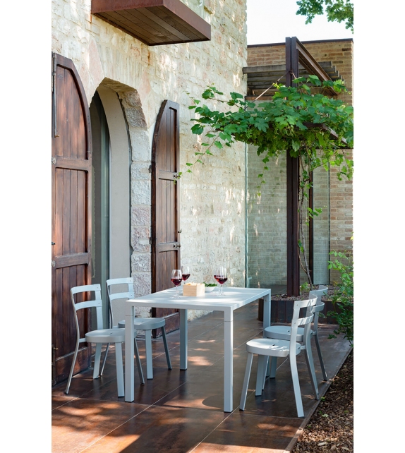 Nova Emu Table Carrée