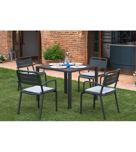 Nova Emu Table Carrée