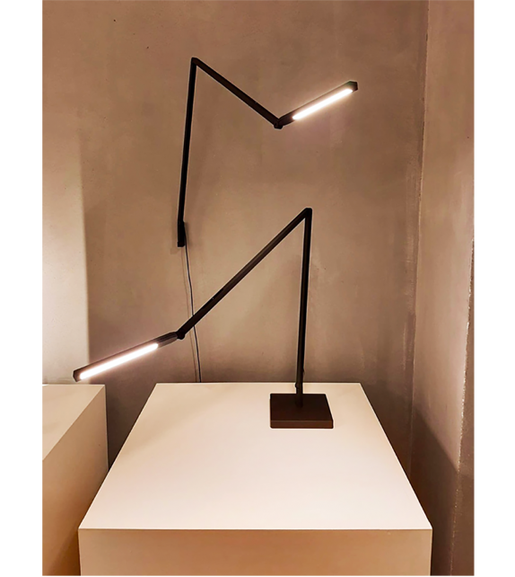 Untitled Table Linear Nemo Lámpara de Mesa