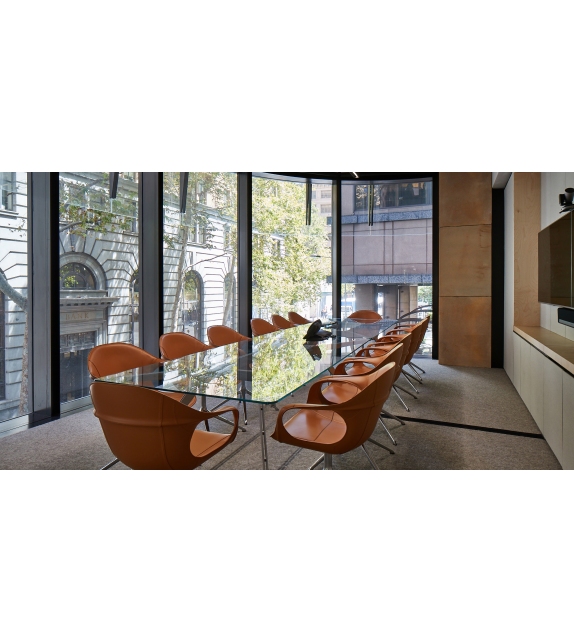 Elephant Kristalia Silla Revestida Sobre Trìpode