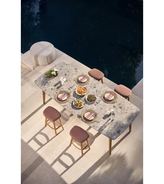 Solid Manutti Hocker