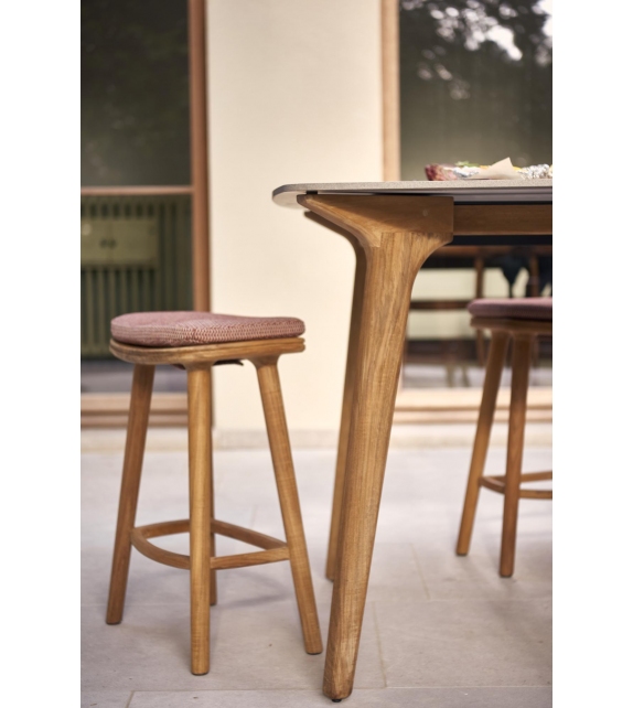 Solid Manutti Hocker