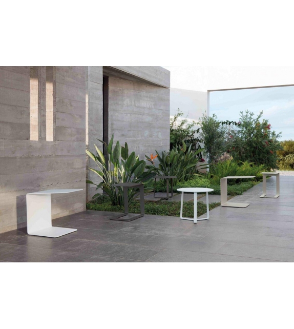 Tavo Manutti Side Table