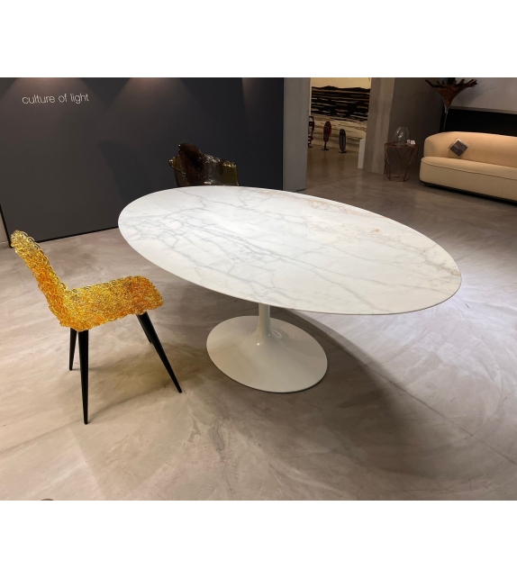 In Ausstellung - Saarinen Knoll Oval Tisch
