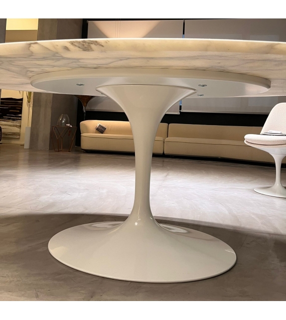 In Ausstellung - Saarinen Knoll Oval Tisch