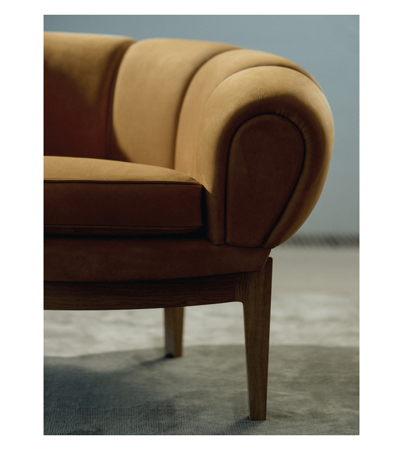 Croissant Gubi Lounge Chair
