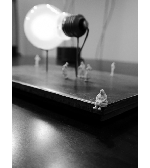 I Ricchi Poveri Monument For A Bulb  Ingo Maurer Lampe de Table