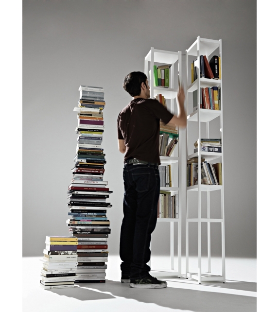 Singles Horm Bücherregal