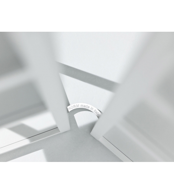 Singles Horm Bücherregal