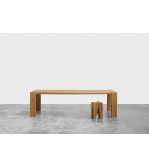 TA17 London E15 Table