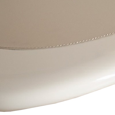 Elfenbeinfarbener Hochglanzlack mit taupefarbenem Ledereinsatz