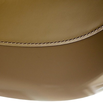 Grauer Hochglanzlack mit grünem Ledereinsatz (RAL 7013)